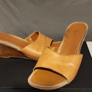 Bass Tan Wedge Shoes with Classic Design